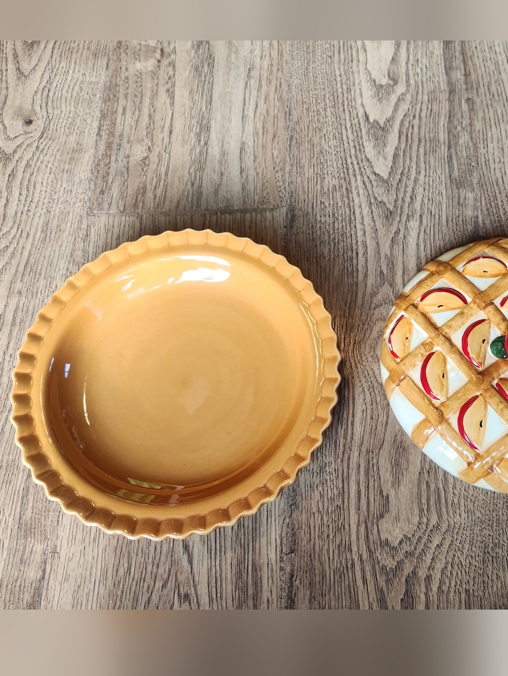 Vintage Ceramic Apple Lattice Pie Dish - Red & Tan - Picture 2 of 4